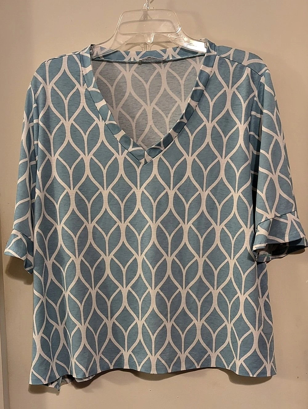 Mountain Mamas Geometric V-Neck Top in Blue & White XXL